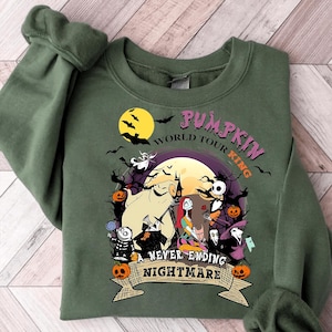 以下が含まれることがあります： 「ナイトメアー・ビフォア・クリスマス」のグラフィックが特徴のグリーンスウェットシャツ。 ジャック・スケリントン、サリー、ウギー・ブギーなどのキャラクターがデザインされ、「Pumpkin World Tour King」と「A Never Ending Nightmare」の文字が書かれています。