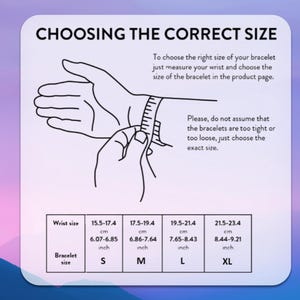 Puede incluir: Un gr&aacute;fico blanco con instrucciones sobre c&oacute;mo medir la mu&ntilde;eca para el tama&ntilde;o de la pulsera. El texto dice "ELIGE LA TALLA CORRECTA". Muestra una mano que se mide con una regla. Los tama&ntilde;os de mu&ntilde;eca se enumeran en cm y pulgadas.