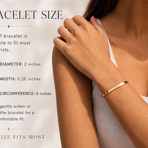 K&ouml;nnte beinhalten: Ein goldfarbenes Armband mit glatter Oberfl&auml;che. Der Text auf dem Bild lautet: BRACELET SIZE, Our cuff bracelet is adjustable to fit most adult wrists, DIAMETER: 5,08 cm, WIDTH: 0,64 cm, CIRCUMFERENCE: 15,24 cm, ONE SIZE FITS MOST.