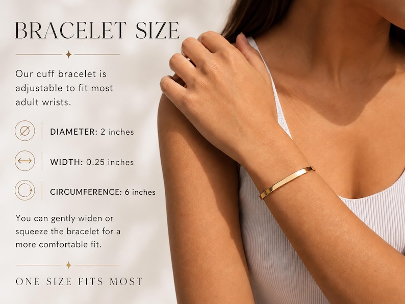 K&ouml;nnte beinhalten: Ein goldfarbenes Armband mit glatter Oberfl&auml;che. Der Text auf dem Bild lautet: BRACELET SIZE, Our cuff bracelet is adjustable to fit most adult wrists, DIAMETER: 5,08 cm, WIDTH: 0,64 cm, CIRCUMFERENCE: 15,24 cm, ONE SIZE FITS MOST.