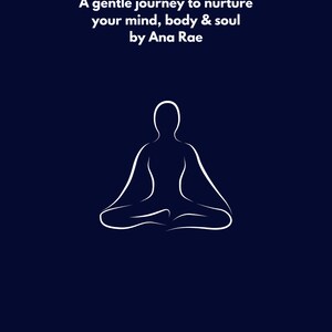 Op de afbeelding: Donkerblauwe journal cover met witte tekst: "7-Day Self-Care Journal" en "A gentle journey to nurture your mind, body & soul by Ana Rae." Een witte lijntekening van een persoon in een zittende yogahouding is gecentreerd.