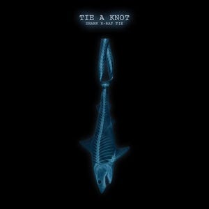 Puede incluir: Una corbata con un gráfico de rayos X de un esqueleto de tiburón en tonos azules sobre un fondo negro sólido. El texto TIE A KNOT y SHARK X-RAY TIE está impreso en blanco sobre el tiburón, que aparece anudado en la parte superior.