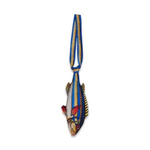 Könnte beinhalten: Eine ausgefallene Krawatte in Form eines Fisches. Die Krawatte hat einen blau-gelb gestreiften Körper mit silberner Mitte, roten Flossen und einem detaillierten Fischkopf. Der Nackenriemen ist blau und gelb.