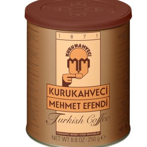 Puede incluir: Una lata cilíndrica marrón de café turco Kurukahveci Mehmet Efendi, con tapa marrón oscuro. La etiqueta muestra un logotipo y el texto "Turkish Coffee". El peso neto es de 250 g.