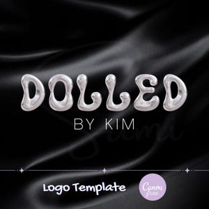 Può includere: Un logo su sfondo nero con la parola "DOLLED" in un carattere argentato lucido a forma di bolla. Sotto, il testo "BY KIM" è in un carattere bianco più piccolo. Le parole "Logo Template" e "Canva free" sono in basso.