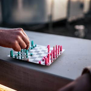 Pocket-sized magnetic chess set that unfolds into a full 19.5 x 19.5 cm steel board - KH: 4,9cm - complete with 3D-printed magnetic pieces.