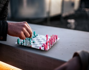Jogo de Xadrez de Bolso – Tabuleiro de Xadrez Magnético para Viagem – Jogo de Xadrez Portátil – Jogo de Xadrez 3D Compacto – Presente de Xadrez Personalizado com Gravação