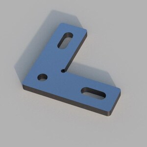 Può includere: Una staffa metallica blu a forma di L con due fessure rettangolari e due fori circolari. La staffa ha un bordo scuro ed è posta su uno sfondo grigio chiaro. Questo componente hardware viene probabilmente utilizzato per unire due superfici ad un angolo di 90 gradi.