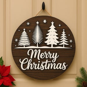 Puede incluir: Un letrero navideño redondo de madera con fondo marrón oscuro. Árboles y copos de nieve blancos recortados están dispuestos sobre las palabras "Merry Christmas". El letrero cuelga de un gancho negro con hilo. Una decoración festiva.