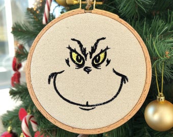 Adorno bordado de la cara del Grinch: Decoración navideña hecha a mano
