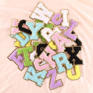 Chenille Letter Iron on Patch Sew 2,15/5,5 cm Pequeno alfabeto A-Z Acabamento dourado Capital bordado Nome Emblema Motivo Jaqueta Camiseta Mochila