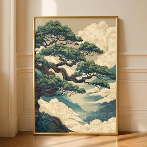 Könnte beinhalten: Ein gerahmter Kunstdruck mit einer stilisierten Darstellung eines großen, knorrigen Baumes mit üppigem, grünem Laub. Das Kunstwerk ist vor dem Hintergrund flauschiger weißer Wolken und einer dunstigen blauen Bergkette in einem goldenen Rahmen angeordnet.