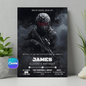 Könnte beinhalten: Eine dunkle, actionorientierte Einladung mit einem Soldaten in taktischer Ausrüstung, der ein Gewehr hält. Der Text lautet "BRAVO SQUAD, GEAR UP!" und "REPORT TO THE BATTLEFIELD AND CELEBRATE JAMES ELEVENTH BIRTHDAY." Enthält Datum, Uhrzeit, Ort und RSVP-Informationen.