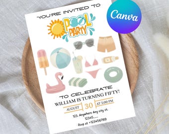 Può includere: Un biglietto d'invito bianco a tema festa in piscina. La carta presenta illustrazioni di oggetti estivi come occhiali da sole, un pallone da spiaggia e un galleggiante a forma di fenicottero. Il testo include "Pool Party" e i dettagli dell'evento.