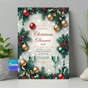 Op de afbeelding: Een uitnodiging voor een kerstdiner met een feestelijk ontwerp. De uitnodiging bevat tekst, kerstversieringen, hulst en dennentakken. De tekst luidt "Kerstdiner" met datum, tijd en locatie.