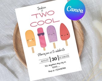 Könnte beinhalten: Eine weiße Einladungskarte mit dem Text "Jackson is TWO COOL" und vier Cartoon-Eis am Stiel-Illustrationen. Die Einladung enthält Details für eine Geburtstagsfeier am 30. August um 17:00 Uhr. Das Canva-Logo befindet sich in der oberen rechten Ecke.