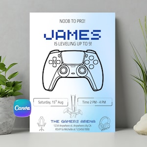 Może przedstawiać: Niebiesko-białe zaproszenie z tekstem "NOOB TO PRO! JAMES IS LEVELING UP TO 9!" oraz czarno-białą grafiką kontrolera. Zawiera szczegóły wydarzenia: sobota, 15 sierpnia, 14:00 - 16:00 oraz adres The Gamers Arena.