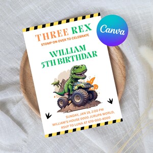 Puede incluir: Una invitación de cumpleaños con temática de dinosaurios. La invitación presenta el texto "THREE REX" y "WILLIAM 5TH BIRTHDAY". Un dinosaurio verde conduce un camión monstruo. La invitación también incluye detalles del evento y un logotipo de Canva.