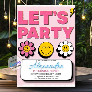 Op de afbeelding: Roze feestuitnodiging met de tekst "LET'S PARTY" in grote, roze letters. De uitnodiging bevat een bliksemschicht, een roze bloem, een gele smiley en een witte bloem. Voor Alexandra's zevende verjaardag.