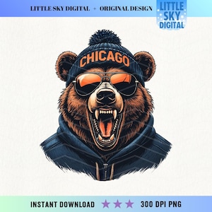 Op de afbeelding: Een digitale illustratie van een bruine beer met een marineblauwe beanie met "CHICAGO" in oranje letters, een oranje zonnebril en een marineblauwe jas. De beer heeft een open mond die zijn tanden laat zien. Tekst bovenaan luidt "LITTLE SKY DIGITAL + ORIGINAL DESIGN".