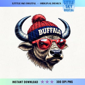 Può includere: Illustrazione digitale di un bufalo con un berretto di lana rosso e blu con la scritta "BUFFALO" e occhiali da sole rossi. Il bufalo ha grandi corna nere ed è ambientato su uno sfondo bianco. L'immagine include il testo "LITTLE SKY DIGITAL + ORIGINAL DESIGN" e "INSTANT DOWNLOAD 300 DPI PNG".