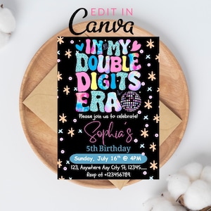 Könnte beinhalten: Eine schwarze Geburtstagseinladung mit dem Text "IN MY DOUBLE DIGITS ERA" in bunten Buchstaben im Batik-Stil. Die Einladung enthält Details für Sophias 5. Geburtstag, mit einer Discokugel-Grafik und Sternen.