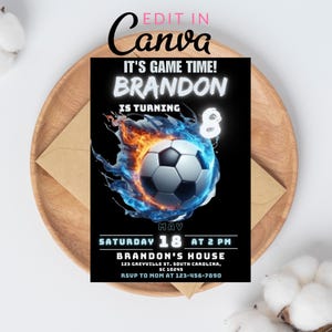 Op de afbeelding: Een zwarte uitnodiging met een voetbal omringd door vlammen. De tekst luidt "IT'S GAME TIME! BRANDON IS TURNING 8", met evenementdetails: zaterdag 18 mei om 14:00 uur, Brandon's House, en een telefoonnummer om te RSVP'en.