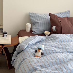 Set di biancheria da letto minimalista a righe blu, set copripiumino moderno in cotone, set letto neutro marrone e blu, arredamento camera da letto morbido, accogliente ed estetico