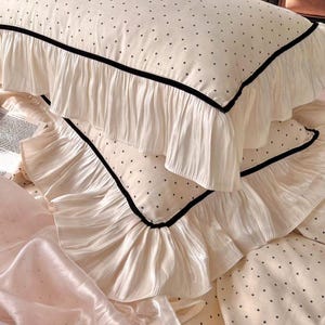 Set di biancheria da letto francese con volant e pois, set copripiumino Coquette con bordo nero, elegante biancheria da letto color crema, set da letto romantico e chic