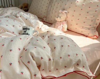 Parure de lit à imprimé cerises, housse de couette en coton rose, linge de lit minimaliste et mignon aux motifs de fruits, ensemble de lit kawaii avec bordure rouge