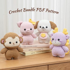 Puede incluir: Una colección de cuatro animales amigurumi de ganchillo: un mono marrón, un cerdo rosa, un perro blanco y un león morado. Los animales están hechos a mano y tienen ojos de seguridad negros. El texto "Crochet Bundle PDF Pattern" está en la parte superior.