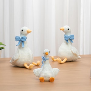 2 i 1 Virkat Gåsmönster Amigurumi Plyschgås Med Blått Band Gosedjur Leksak Babygås Fånig Fluffig Gås Gåva Digital Nedladdning