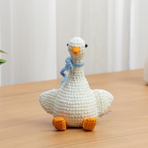 Virkat minigåsmönster Amigurumi djurplyschgås med blå rosett Handgjord presentgosedjur fånig fluffig babygås digital nedladdning