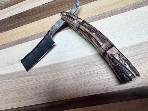 Handmade Damascus Steel Folding Razor with Deer Horn Handle