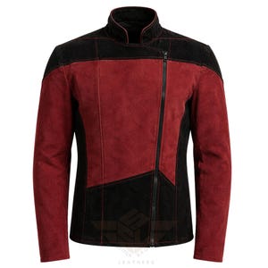 Könnte beinhalten: Zweifarbige Wildlederjacke in Burgunderrot und Schwarz. Die Jacke hat einen Stehkragen, einen asymmetrischen Reißverschluss und lange Ärmel. Das Design umfasst geometrische Farbblöcke und sichtbare Nähte.