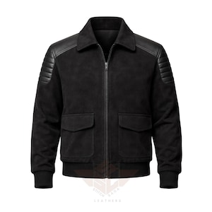 Puede incluir: Chaqueta bomber de ante negro con detalles de cuero en los hombros y detalles acolchados en la parte superior de las mangas. Cuenta con cremallera frontal, dos bolsillos delanteros y dobladillo y puños de canalé. Diseño clásico.