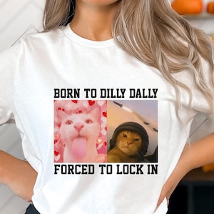 T-shirt Né pour Dilly Dally forcé de verrouiller, chemise mème populaire, chemise mème virale, chemise offensive, chemise mème drôle, chemise chat maudit
