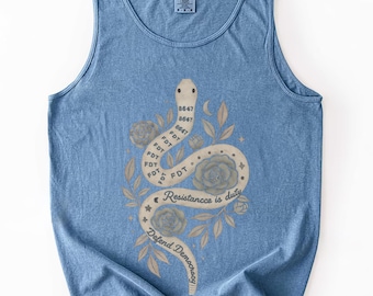 Comfort Colors® 9360, camiseta sin mangas con sutil tatuaje anti-Trump, camisa de serpiente con mensaje oculto, regalo de protesta para activistas feministas de izquierdas