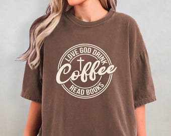 Camiseta Comfort Colors® "Ama a Dios, bebe café, lee libros", regalo cristiano para amantes de los libros, ideal para quienes beben café y leen, para el mes de la lectura.