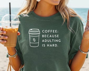 Camiseta de café expreso, camiseta para adictos al café con más café expreso y menos despreocupados, camiseta de colores cómodos para la salud mental, camiseta "Café porque ser adulto es difícil".