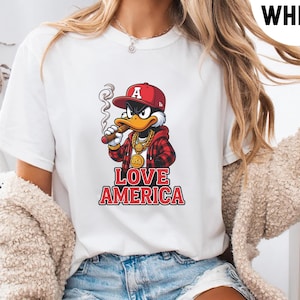 Comfort Colors® Love America T-shirt anti-Trump - Maglietta grafica con anatra divertente - Maglietta con satira politica USA - Regalo di streetwear hip-hop per le proteste