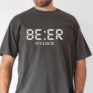 Chemise Beer O&#39;Clock Comfort Colors®, chemise mème populaire, t-shirt bière style horloge numérique, chemise soirée week-end, chemise mème viral, virus Tiktok