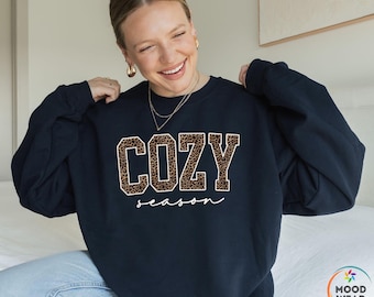 Felpa con cappuccio leopardata Cozy Season, manica lunga Cozy Season, regalo autunnale, felpa con cappuccio autunnale, maglietta autunnale, regalo per le feste, maglietta stagionale, autunno autunno