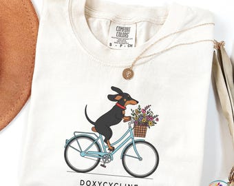 Comfort Colors® Dachshund auf Fahrrad, Apotheker-Sweatshirt, Doxycyclin-Apotheke-Wortspiel-Shirt, Apotheker- und Technikergeschenk, Veterinär