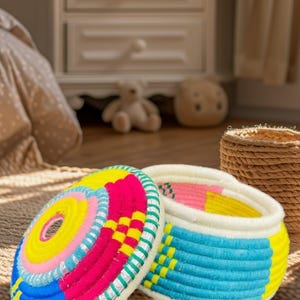 Handwoven Rattan Storage Basket with Lid – Wicker Organizer for Jewelry, Makeup, Snacks & More