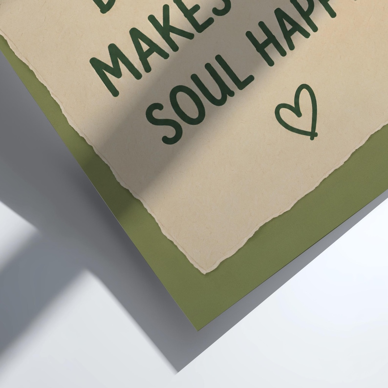 Pu&ograve; includere: Una stampa rettangolare con un sovrapposto di carta beige dai bordi strappati su uno sfondo verde oliva a tinta unita. Il testo in verde scuro recita MAKES SOUL HAPPY, accompagnato da un simbolo di cuore disegnato a mano e stile pulito.
