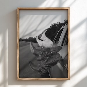 Poster met cowboylaarzen uit het autoraam | Zwart-wit fotoprint | Muurdecoratie in westerse stijl | Vintage roadtrip decoratie