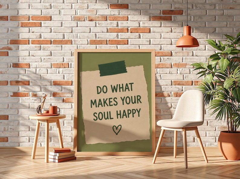 Pu&ograve; includere: Un quadro rettangolare con un ritaglio di carta color sabbia su sfondo verde oliva. Il testo "DO WHAT MAKES YOUR SOUL HAPPY" &egrave; scritto in lettere maiuscole verde scuro, con un piccolo cuore disegnato a mano e un pezzo di nastro adesivo.