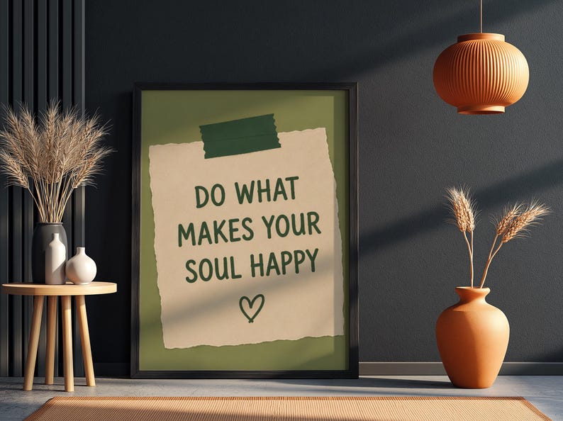 Pu&ograve; includere: Una stampa artistica incorniciata con un ritaglio di carta beige su sfondo verde oliva. Il testo DO WHAT MAKES YOUR SOUL HAPPY &egrave; scritto in lettere maiuscole verde scuro, con un piccolo cuore disegnato a mano sotto il testo.