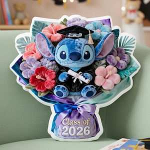 Puede incluir: Un peluche de Stitch con birrete y toga de graduación, sosteniendo un diploma, rodeado de flores de tela coloridas. El ramo está envuelto con un lazo morado y el texto "Class of 2026". El gorro tiene el nombre "James".